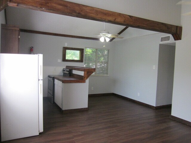Building Photo - 1210 N Oak St