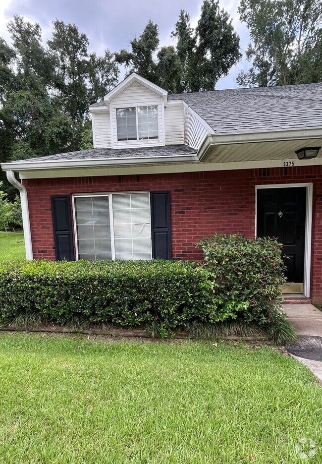 Building Photo - 3 BR/ 2 BA townhome located in Lakeshore E...