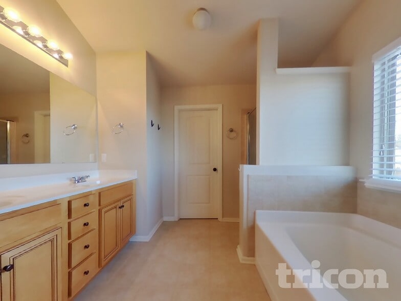 Building Photo - 266 Creek View Ln