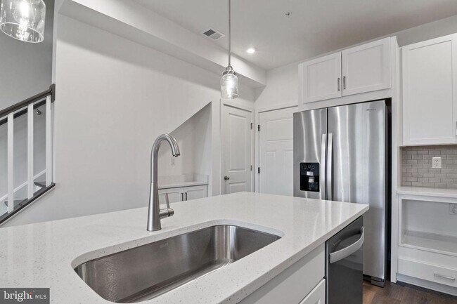 Building Photo - This stunning luxury 2-story condo has 3 beds & 2.5 baths with over 1500 sq ft of living space.