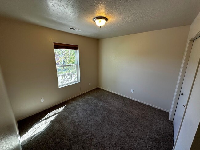 Building Photo - Ready for Move In - Cedar Creek Spacious L...
