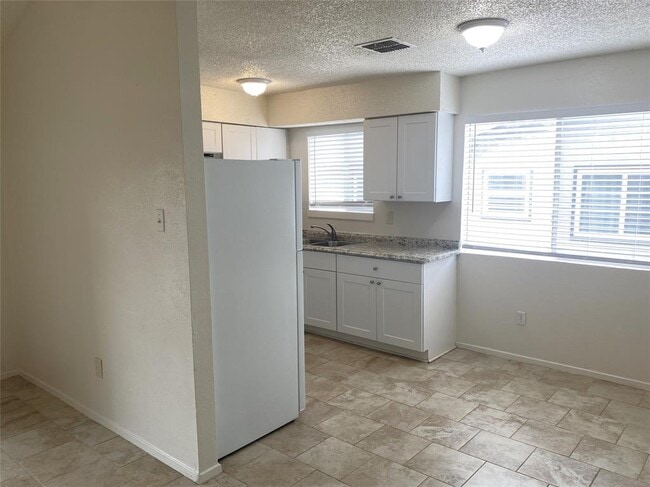 Building Photo - 3408 Lynridge Dr