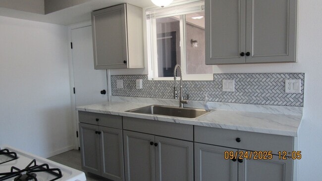 Building Photo - 3 bedroom 2 bathroom with Solar!!!!