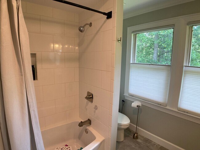 Building Photo - Executive Home in The Heart of Chapel Hill!