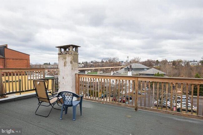 Building Photo - 215 Bridge St