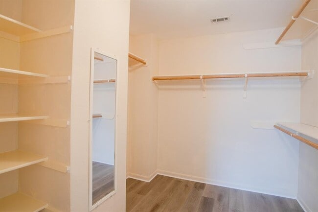 Building Photo - 4001 Barlow Dr
