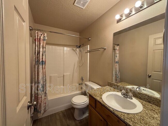 Building Photo - 3155 S Hidden Valley Dr