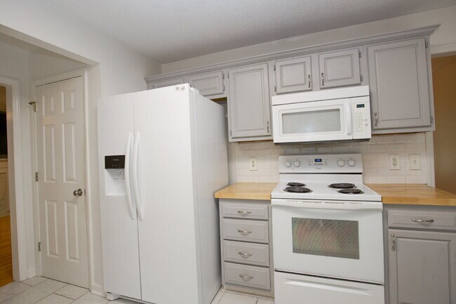 Building Photo - Charming 3 Bedroom, 2,5 Bath home with hug...