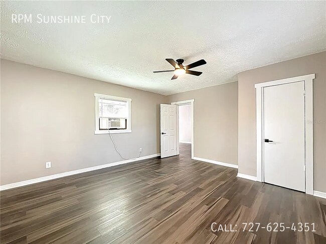 Building Photo - 944 18th Ave S