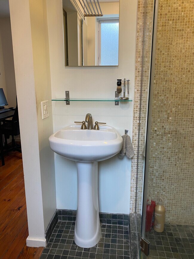2nd floor full bathroom - 2208 Panama St