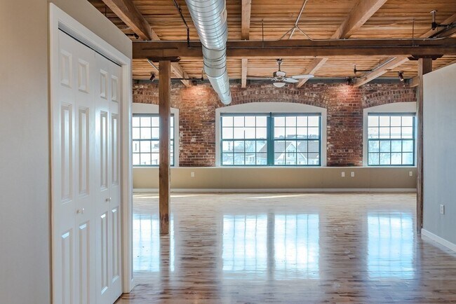 Building Photo - 210 Broadway