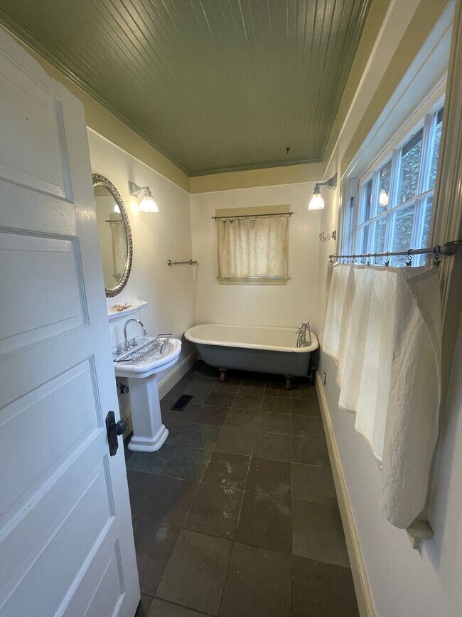 Building Photo - 2002 NE 13th Ave