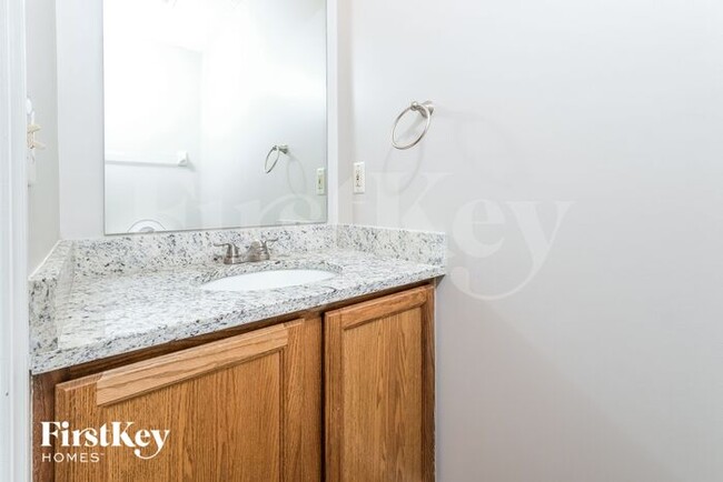 Building Photo - 5717 Pleasant Hill Dr