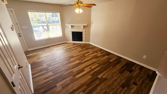 Building Photo - 2 BR 2.5 BA in Hunters Creek