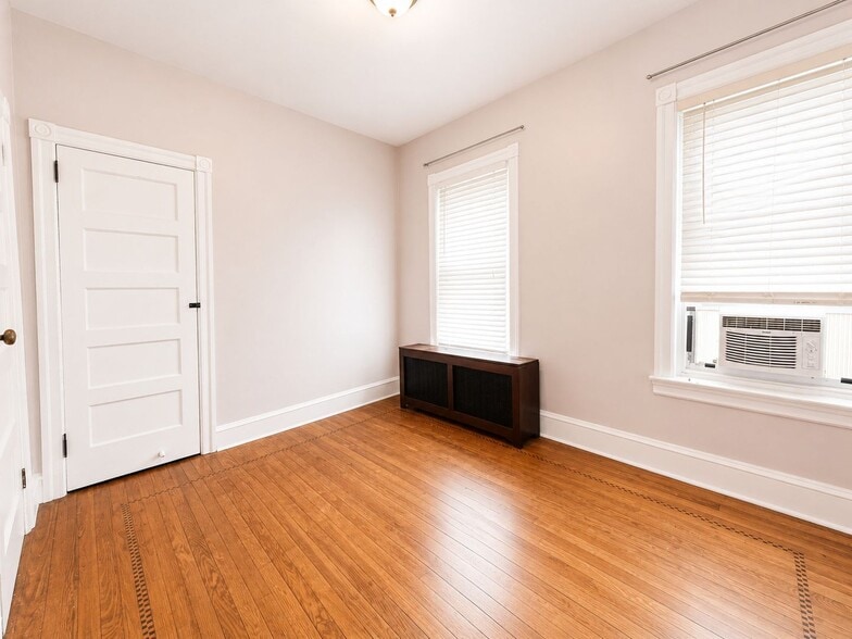 Building Photo - Charming Manayunk Rowhome with Private Yard & Front Porch Near Main Street
