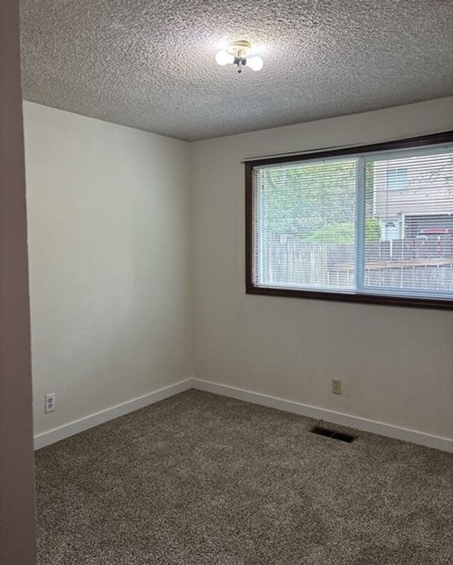 Building Photo - 3Bd/2Ba Single Story Home - Available to View!