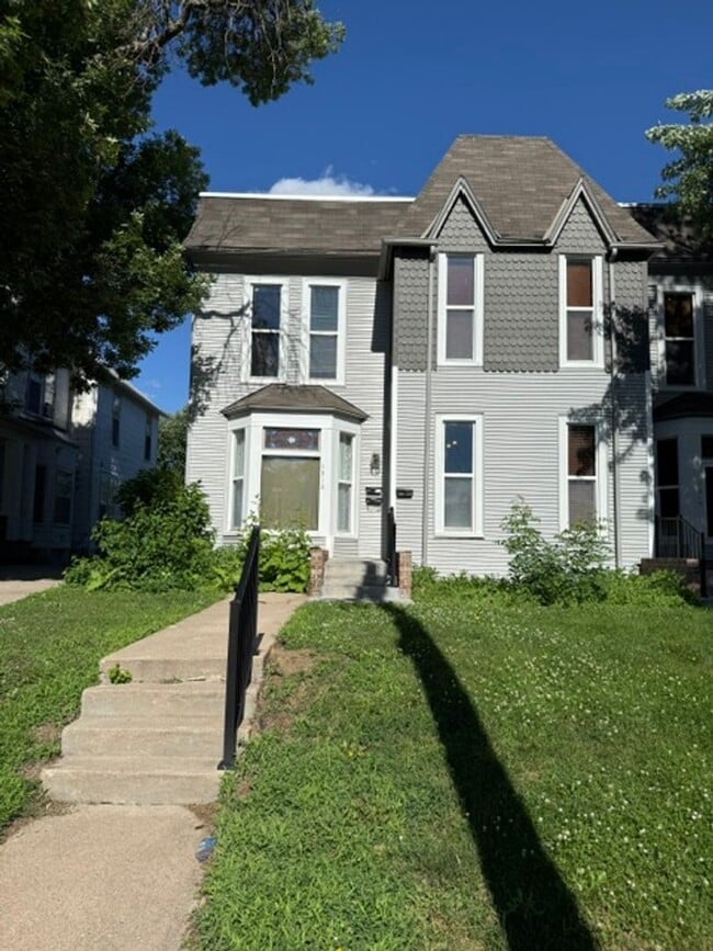 Building Photo - 1313 S 32nd St
