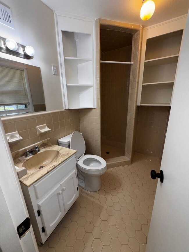 Building Photo - Charming 3 bedroom, 2 bathroom home featuring a fenced-in backyard and enclosed back porch. Fresh...