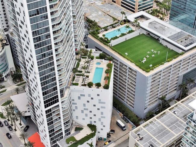 Building Photo - 1300 Brickell Bay Dr