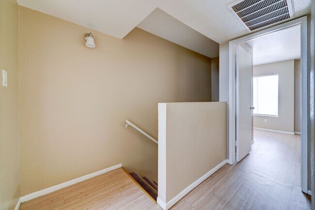 Building Photo - 3840 N 43rd Ave
