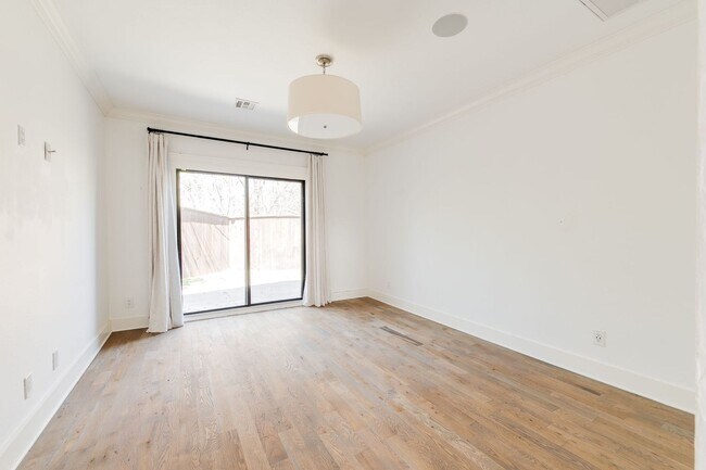 Building Photo - Beautiful Home in Nichols Hills + 3 bedrooms