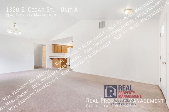 Building Photo - 1320 E Cedar St