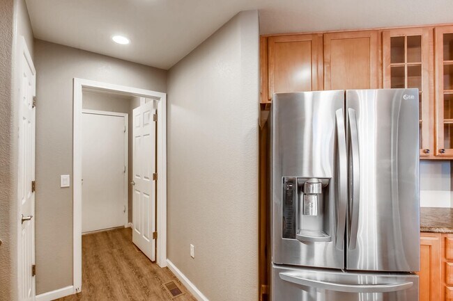 Building Photo - Gorgeous 5 Bed/4 Bath Townhome with Fully ...