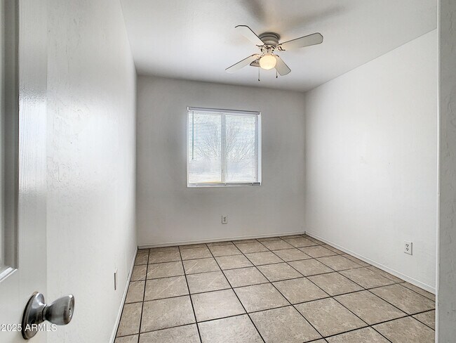 Building Photo - 4205 N Montezuma Dr