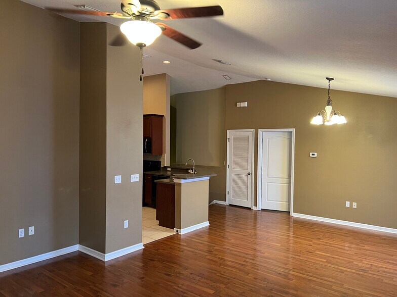 Building Photo - 5723 Kinglethill Dr