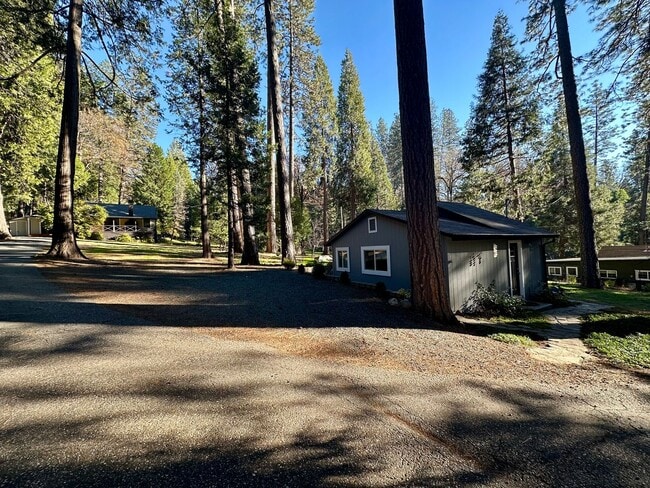 Building Photo - Charming 1-bedroom, 1-bathroom cottage