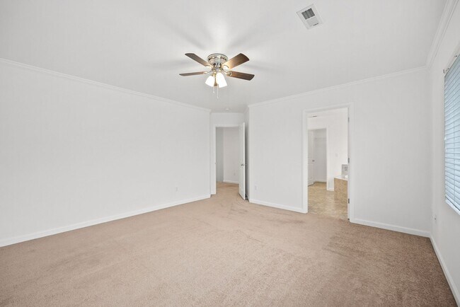 Building Photo - Spacious 4-Bed Puyallup Home For Rent | 3-Car Garage & Quick Commute to JBLM!