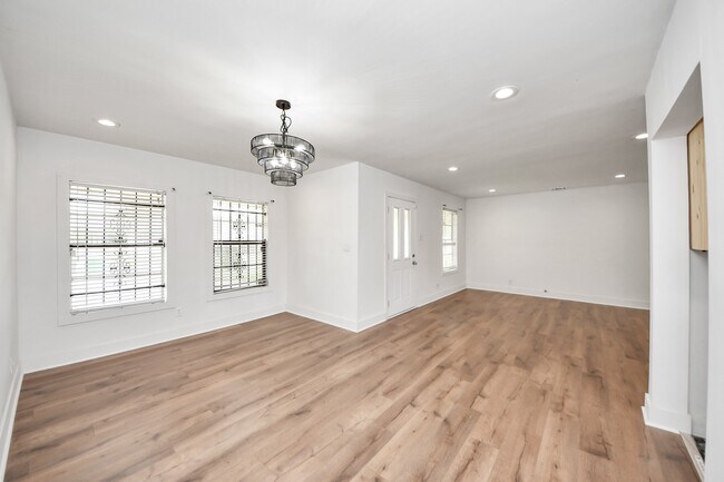 Building Photo - 7722 Elm St