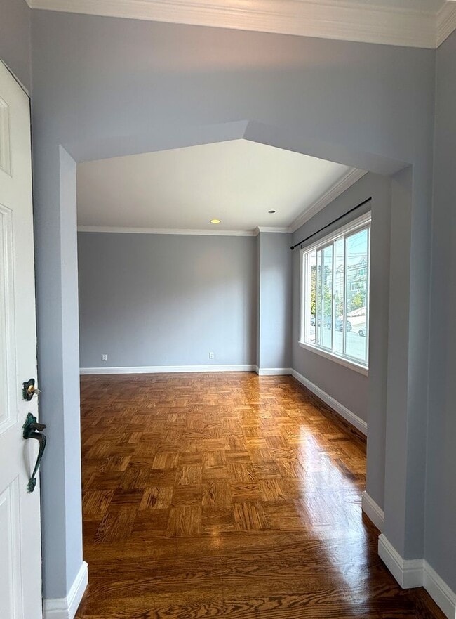 Building Photo - UPDATED BRIGHT 1500/ft 3BR/2BR+Bonus+1GR H...