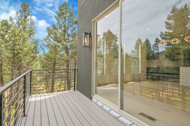 Building Photo - 28229 Juniper Dr