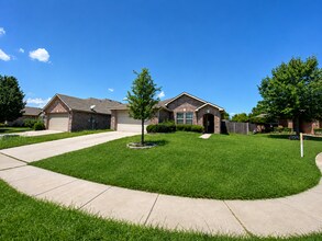 Building Photo - Open Floorplan and Amazing Resort Style Community!