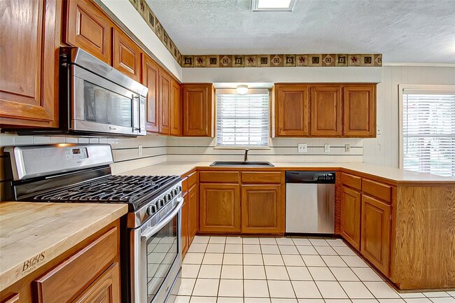 Building Photo - 9638 Meadowglen Ln