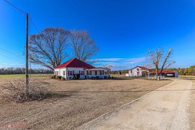 Building Photo - RENOVATED FARMHOUSE in Mt. Olive!