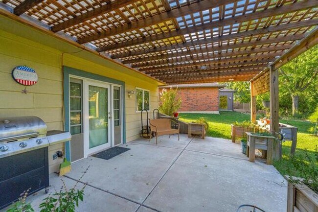 Building Photo - Large Family home in Chelsea Est. just SW ...