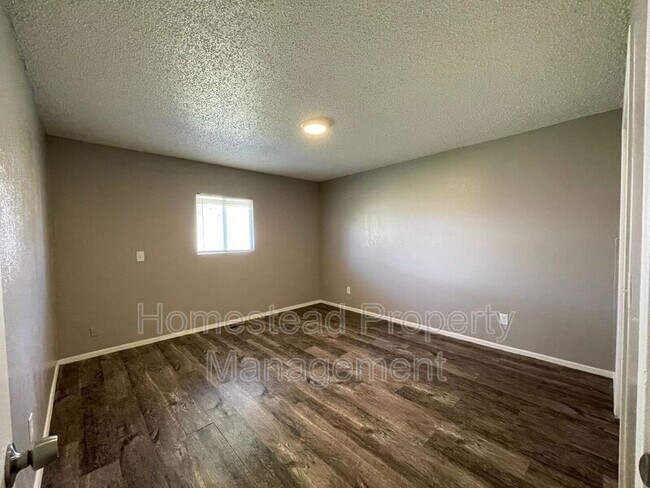 Building Photo - 8937 N Eagle Ln