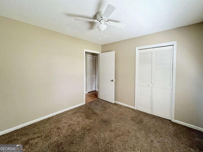 Building Photo - 317 Lake View Dr