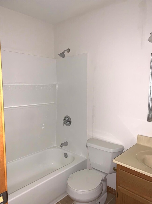 Building Photo - 117 Twin Oaks Dr