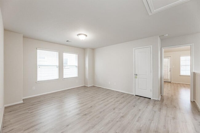 Building Photo - 7131 Pavilion Dr
