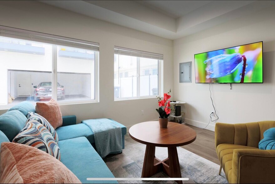 Building Photo - 2806 S Palm Grove Ave