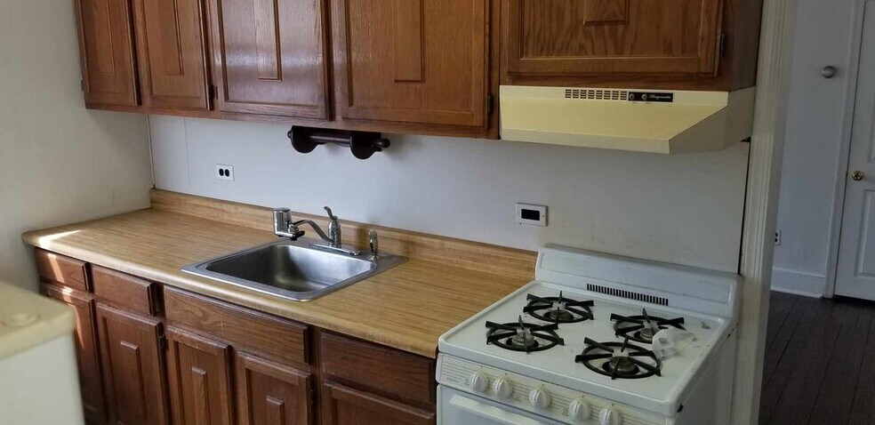 Primary Photo - 2243 S Lambert St