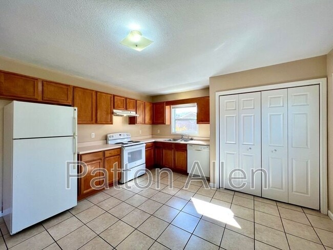 Building Photo - 8 Zell Ln