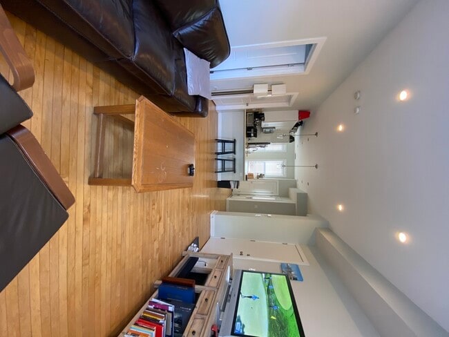 Building Photo - 2778 N Kenmore Ave