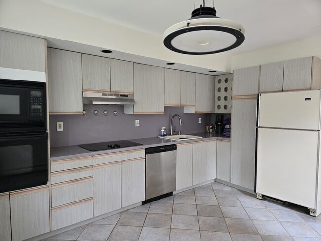 Building Photo - 5 Hannelore Way