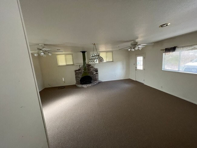 Building Photo - 9866 Hillview Dr
