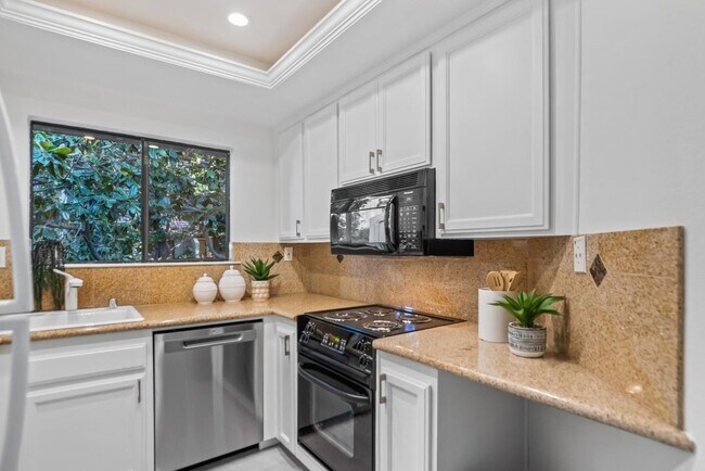 Building Photo - 999 Evelyn Terrace W