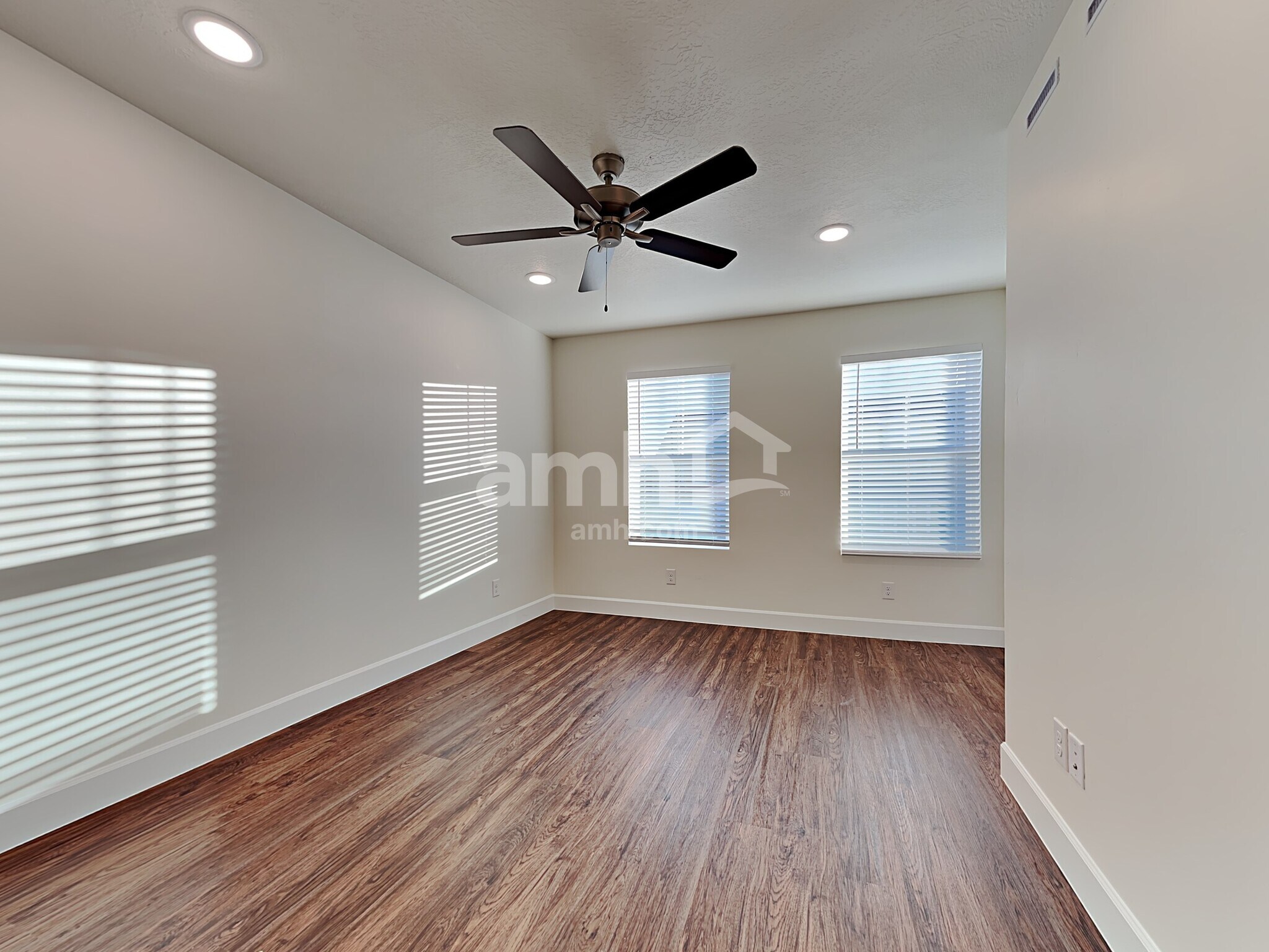 Building Photo - 11091 S Blue Bayou Dr